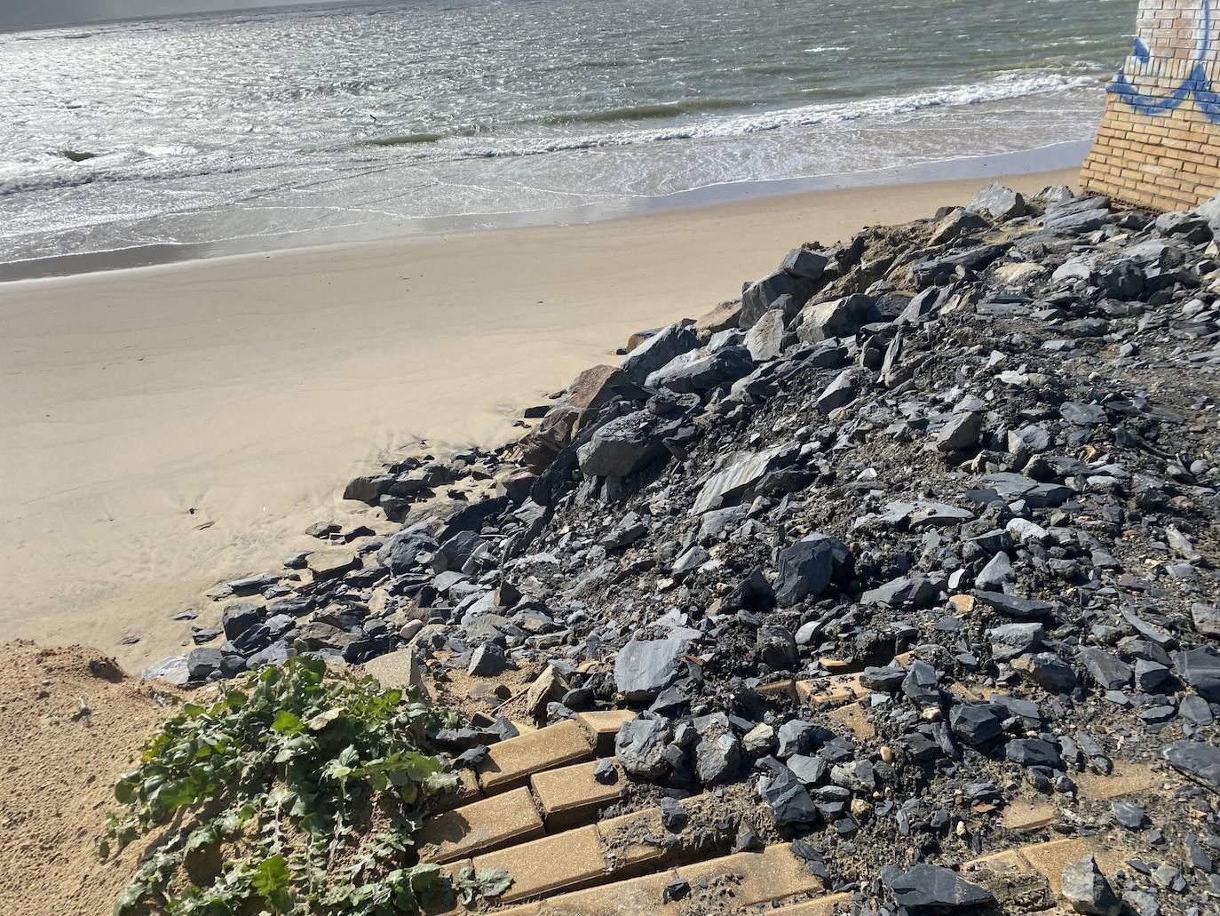 Este es el peligroso estado de los accesos a la playa de El Portil