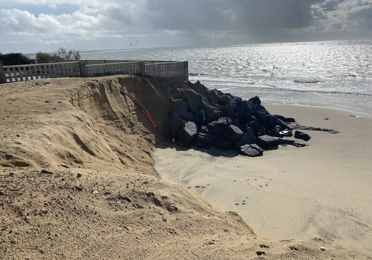 Escalones que han quedado en la playa tras llevarse las mareas la arena