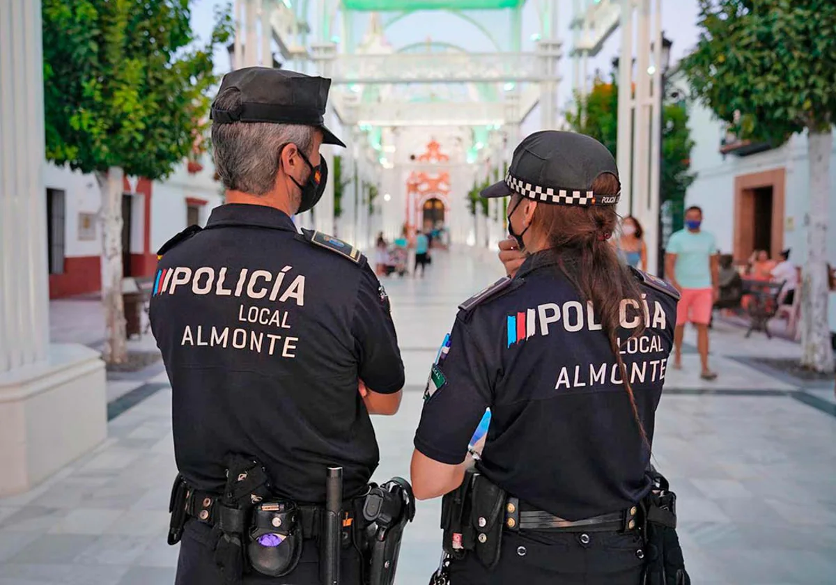 Acusan al equipo de gobierno de Almonte de reducir la presencia policial en un 40 por ciento