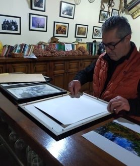 Imagen secundaria 2 - Limpieza del acueducto de riego entre Galaroza y Fuenteheridos, organización de bibliotecas serranas con donaciones bibliográficas de Lieva y Colaboradores de Lieva montando una exposición en 'La Taberna Cultural'.