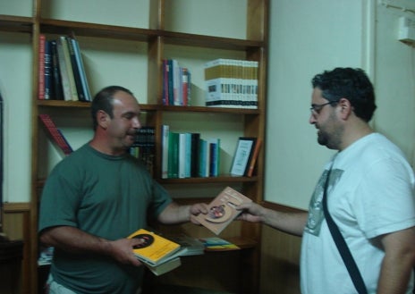 Imagen secundaria 1 - Limpieza del acueducto de riego entre Galaroza y Fuenteheridos, organización de bibliotecas serranas con donaciones bibliográficas de Lieva y Colaboradores de Lieva montando una exposición en 'La Taberna Cultural'.