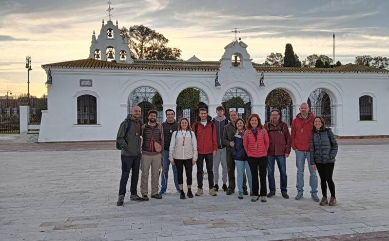 Imagen principal - Diferentes momentos del peregrinaje entre Huelva y Trigueros