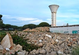 La empresa de la zona ORA de Punta Umbría asumirá el desescombro de los antiguos depósitos de agua para hacer un parking de pago