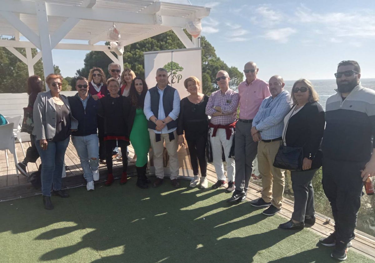 Representantes políticos y empresariales en la reunión del pasado fin de semana en El Portil