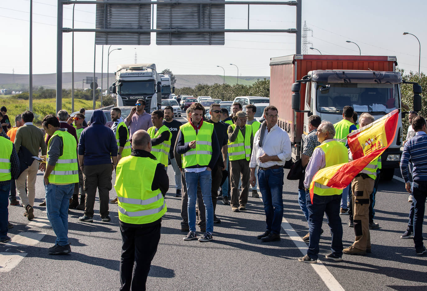 La tractorada de Huelva y el corte de la A-49, en imágenes