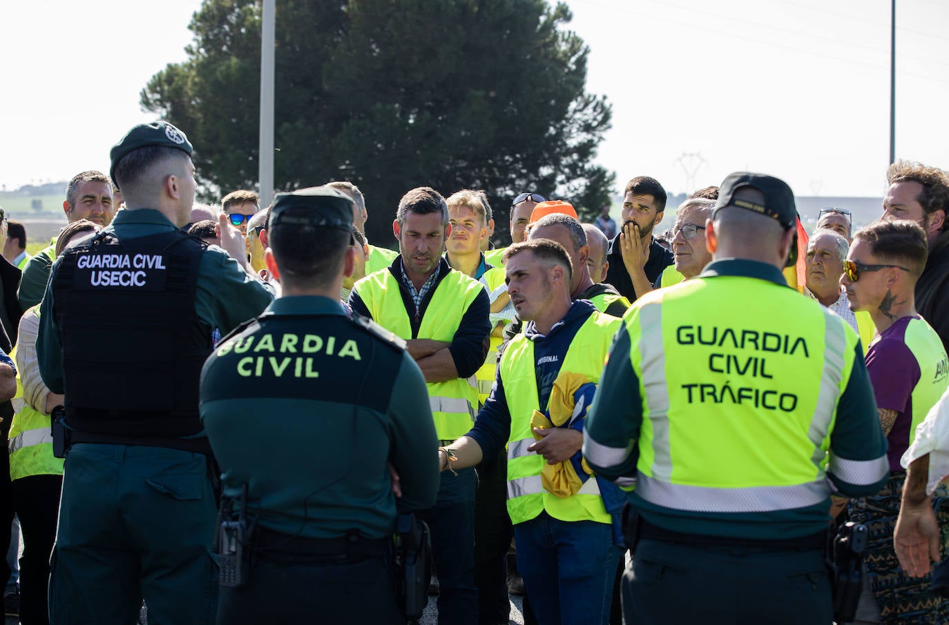 La tractorada de Huelva y el corte de la A-49, en imágenes