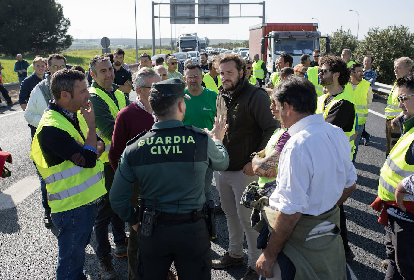 La tractorada de Huelva y el corte de la A-49, en imágenes