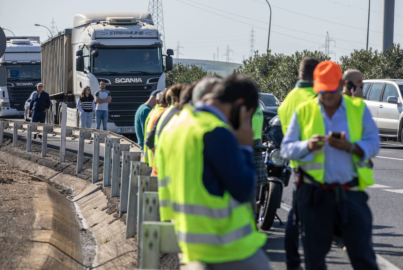 La tractorada de Huelva y el corte de la A-49, en imágenes