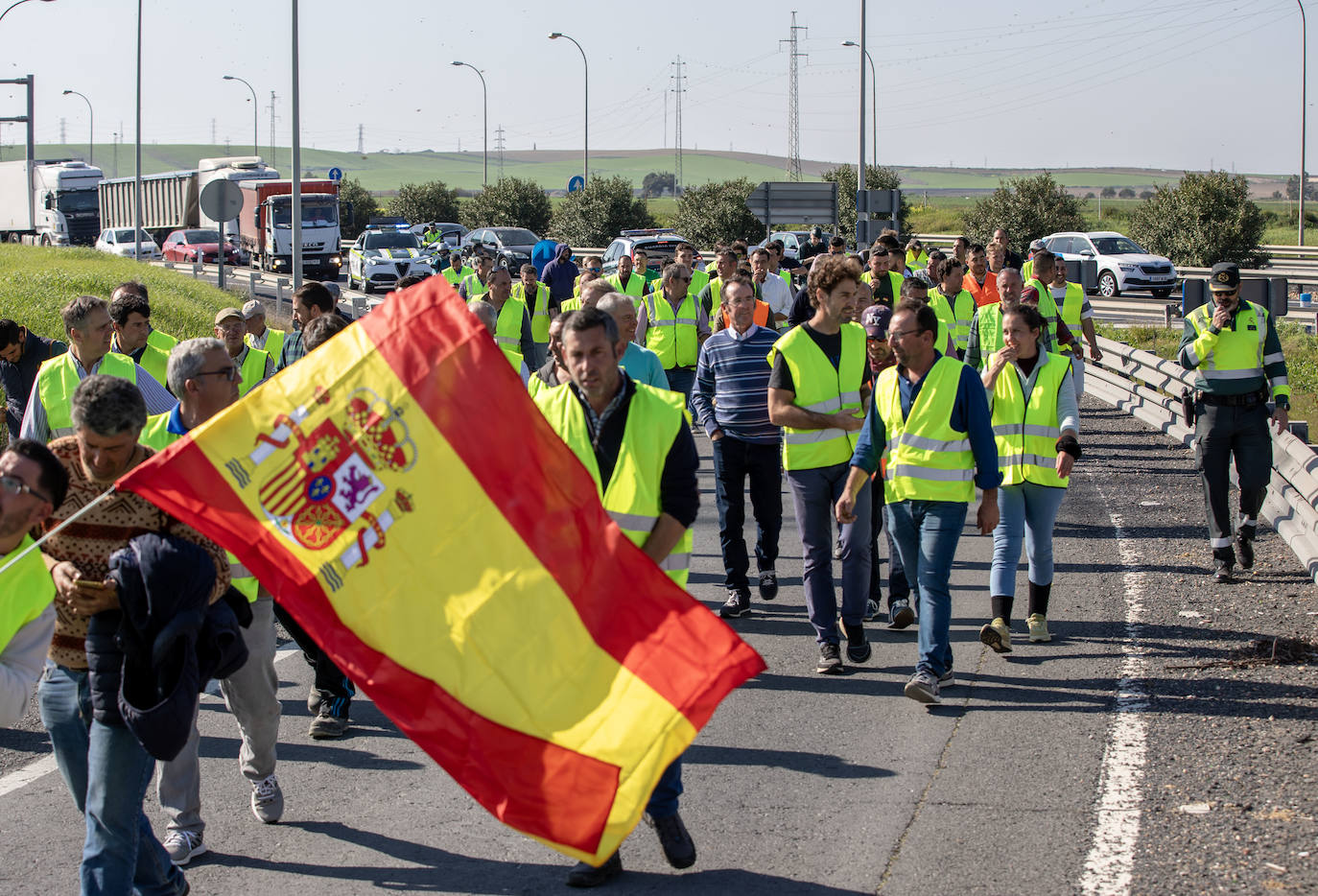 La tractorada de Huelva y el corte de la A-49, en imágenes