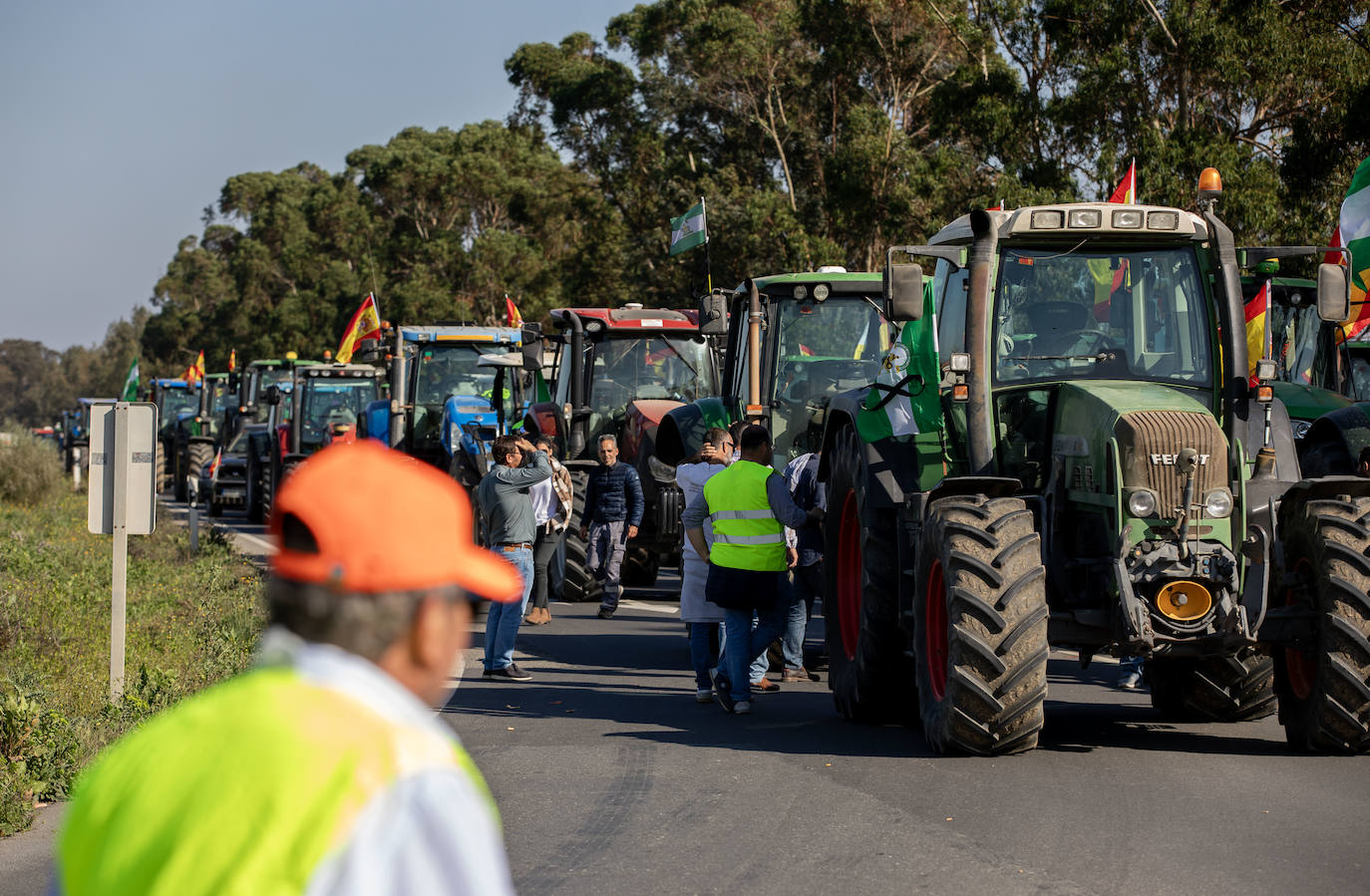 La tractorada de Huelva y el corte de la A-49, en imágenes