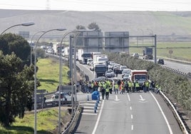 El campo se muere: el grito de auxilio de la tractorada que se ha quedado a las puertas de Huelva capital
