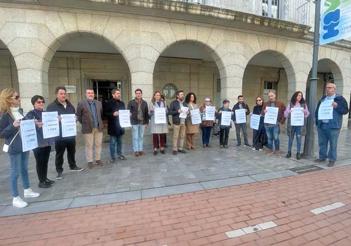 Algunos de sus representantes frente a la sede de la Delegación de Salud