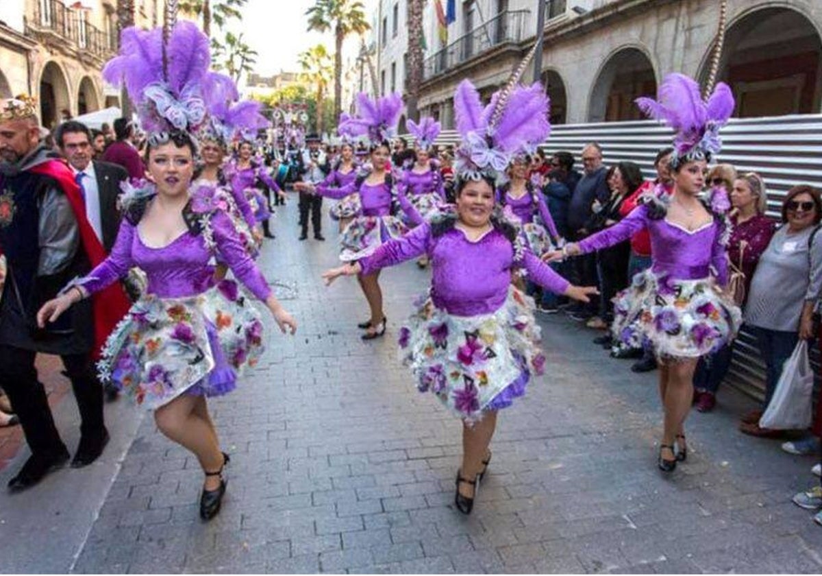 Sábado de carnaval de calle en el mes de febrero en Huelva