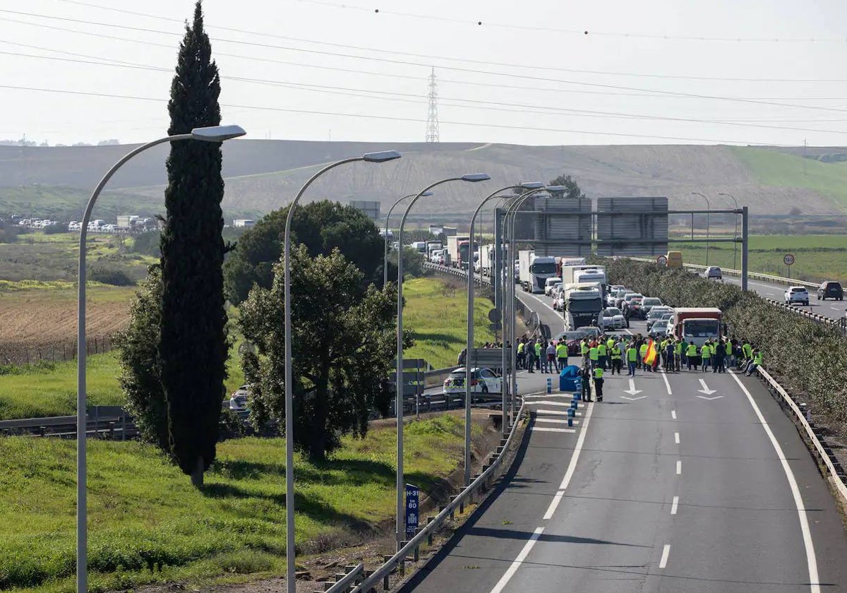 Los agricultores de Huelva cortaron el martes la A-49