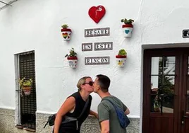El beso más buscado: un pueblo de Huelva busca a los protagonistas de una fotografía que enviaron a un concurso de San Valentín