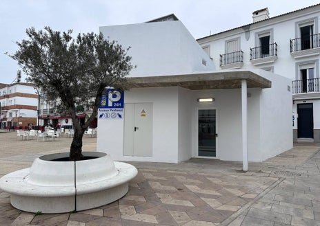 Imagen secundaria 1 - Diferentes imágenes del interior y el exterior del nuevo párking de Moguer