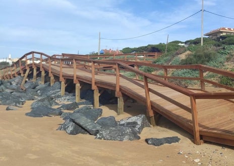 Imagen secundaria 1 - Algunos de los destrozos que han ocasionado las mareas en la playa de Mazagón