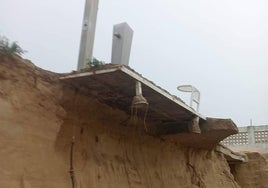 Las duchas de la playa de El Portil, en suspensión a punto de venirse abajo