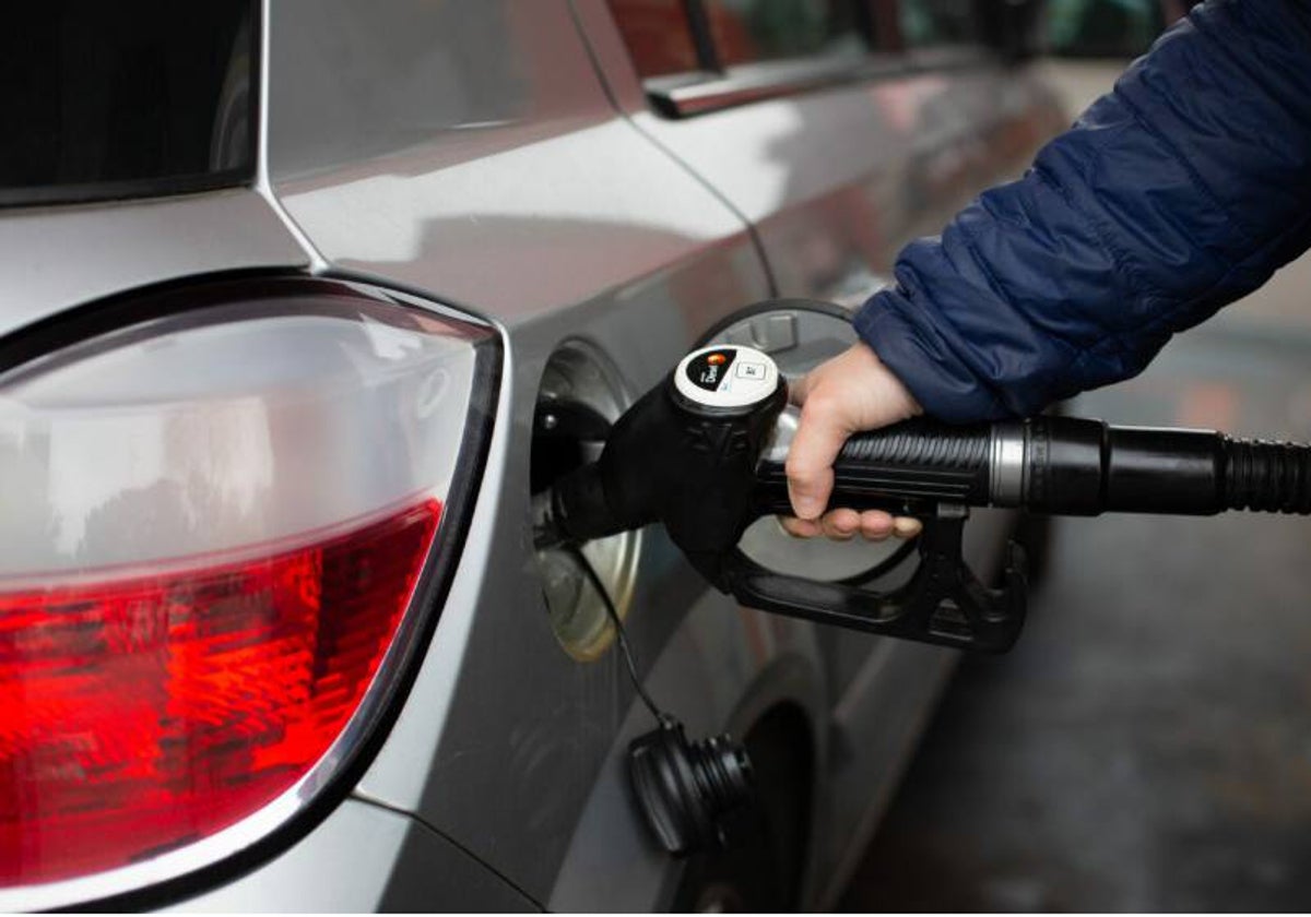 Un cliente reposta combustible en una estación de servicio