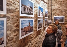Jorge Garrido muestra en La Nava las singularidades de las ermitas de repoblación en la sierra de Huelva