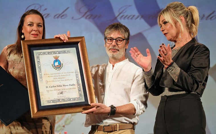 Imagen principal - Arriba, entrega del título de HIjo Predilecto al médico Carlos Novo. Sobre estas líneas, el público congregado en el teatro Juan Alonso de Guzmán y la entrega de la Medalla de la Villa a Foto Flores