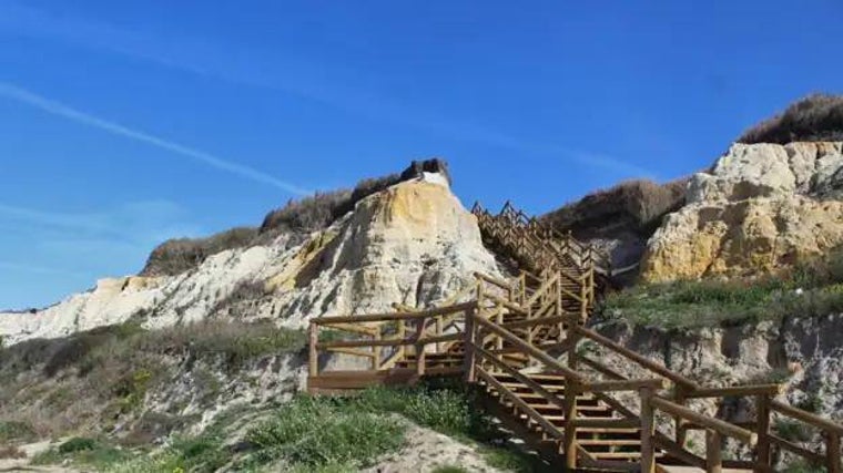 Playa de Cuesta Maneli, con su escalera desde el acantilado