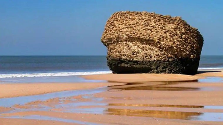 La popular 'piedra' de la playa de Matalascañas