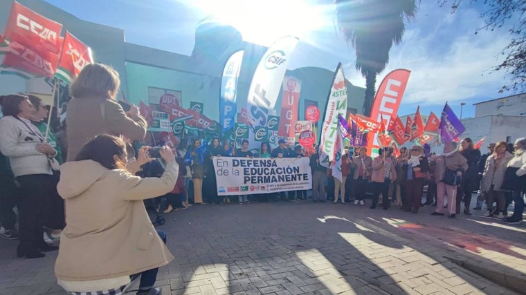Protestas sindicales contra el proyecto de decreto para los Centros de Educación Permanente en Andalucía