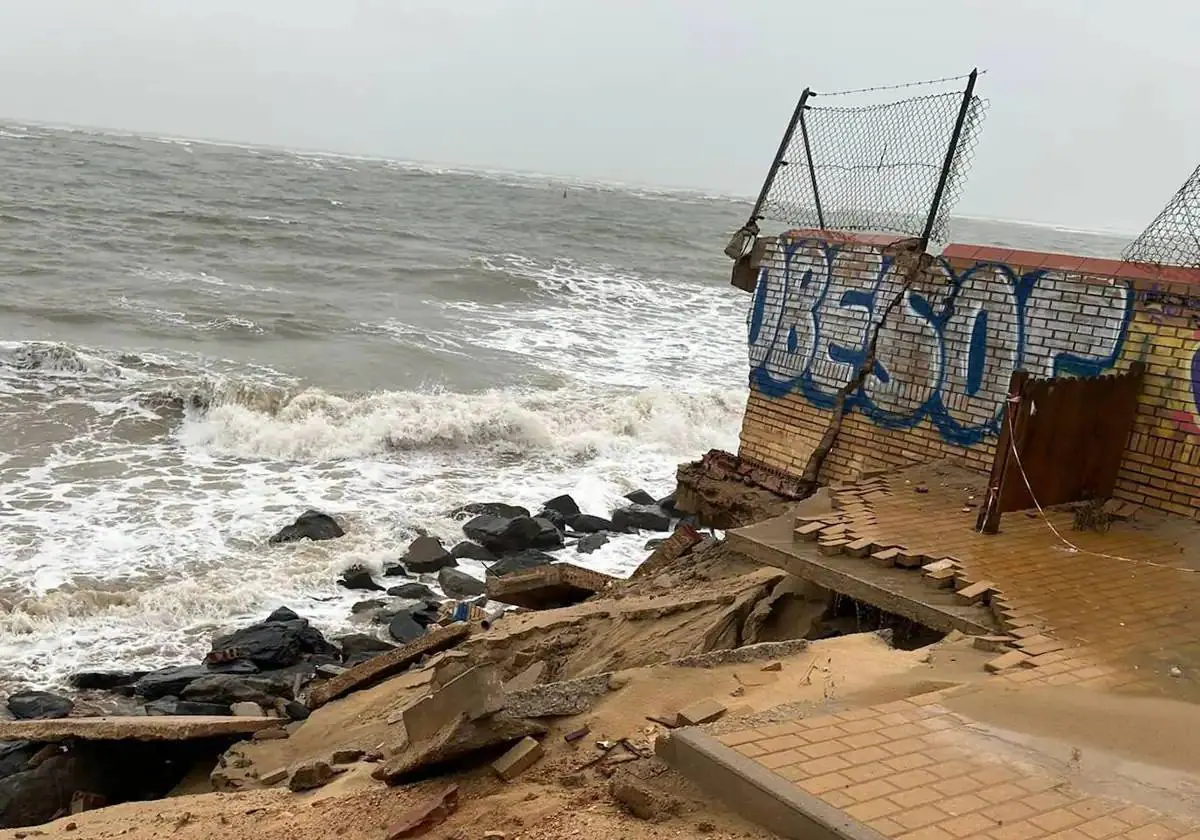 Varios desperfectos en las infraestructuras de la playa de El Portil debido al temporal