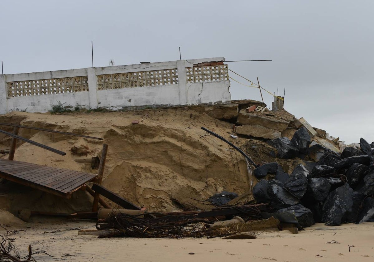 Destrozos en la playa de El Portil