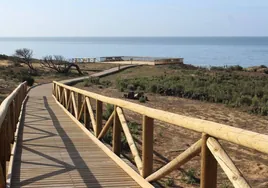 Los hoteles más cercanos a la playa de Cuesta Maneli, una de las mejores playas de Huelva