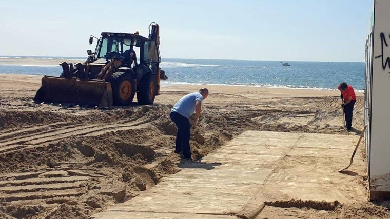 Puesta a punto de la playa en los días previos a la Semana Santa