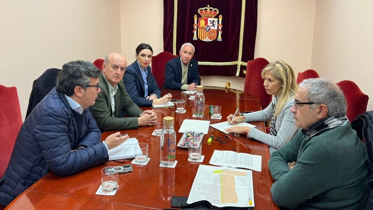 Representantes del Ayuntamiento de Lepe con la subdelegada del Gobierno en Huelva