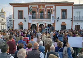 Vecinos de Hinojos se concentran por considerar «injusto» el reparto de fondos de Doñana