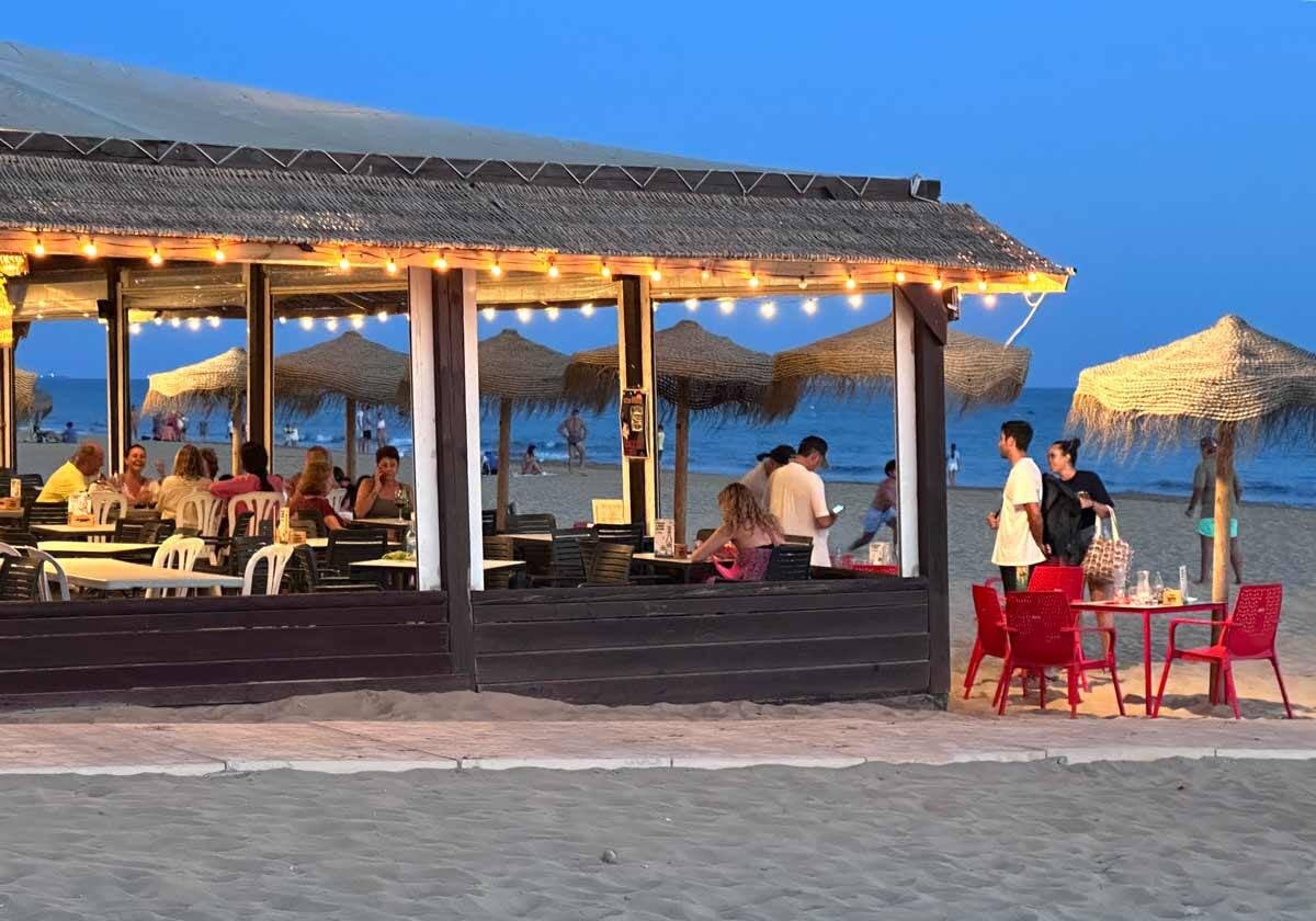 Un chiringuito en la playa urbana puntaumbrieña