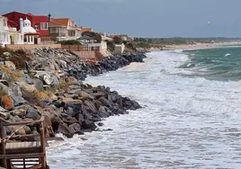 El Gobierno dice ahora que «apuesta» por la playa de El Portil sin concretar acciones  y descartando la aportación de arena