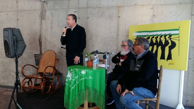 El alcalde de Aracena, Manuel Guerra, y el escritor de Fuenteheridos Manuel Moya durante la presentación