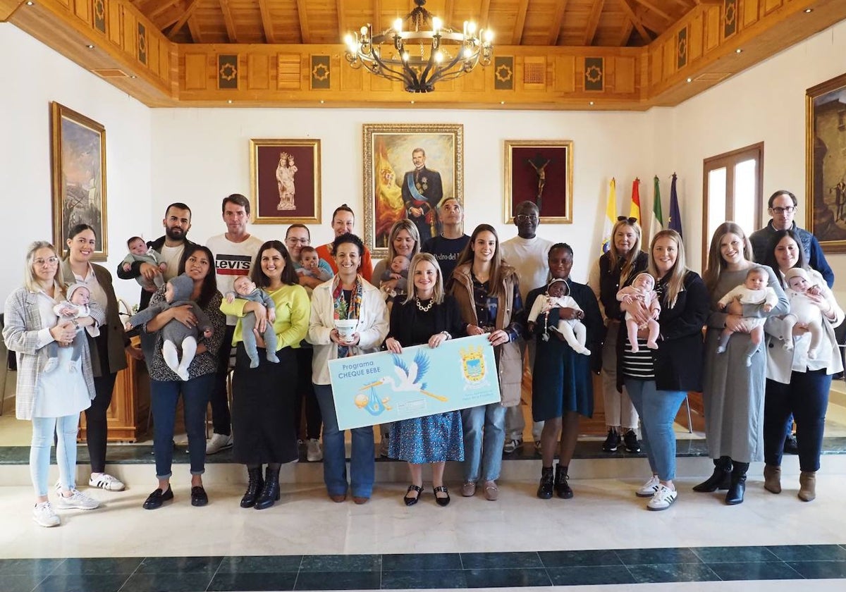 Las familias de los 11 recién nacidos de Palos de la Frontera que han recibido el «Cheque Bebé»
