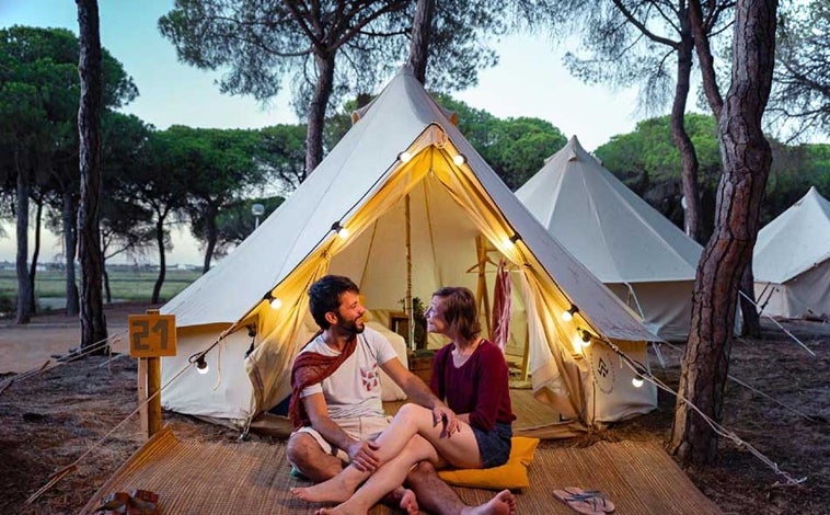 Imagen principal - El camping ofrece distintas opciones de alojamiento para disfrutar de las instalaciones: bungalows, villas o la modalidad 'glamping' 