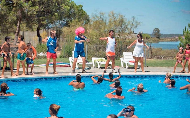 Imagen principal - El programa de animación ofrece un amplio catálogo de opciones para disfrutar de nuestros días de camping, ya sea en la piscina, en la playa, en la ría o en el pinar