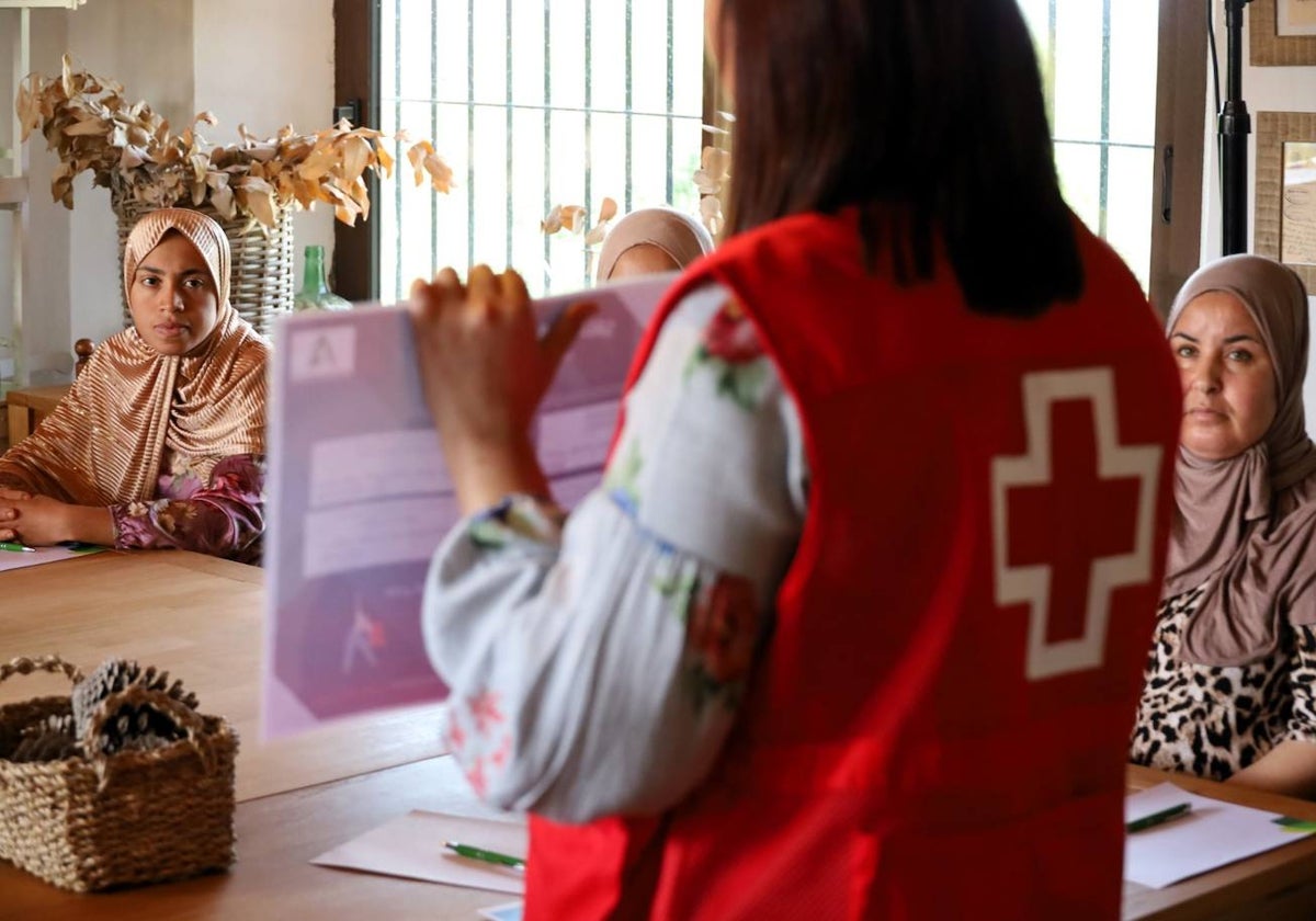 Mediadora de Cruz Roja en una acción con temporeras marroquíes