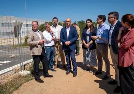 El presidente de la Diputación de Huelva, con otros alcalde de la Costa, en el Chare de Lepe