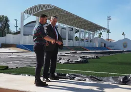 El alcalde de Palos de la Frontera y el concejal de Deportes supervisando la evolución de las obras del estadio