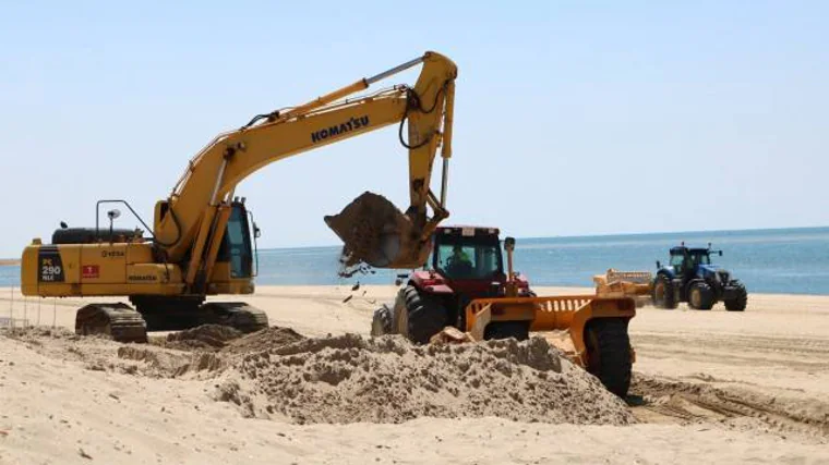 Foto de archivo de trabajos de aporte de arena en la playa de Nuevo Portil