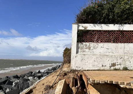 Imagen secundaria 1 - Los temporales y la erosión continua han agravado los daños que ya presentaban los accesos y las infraestructuras de El Portil