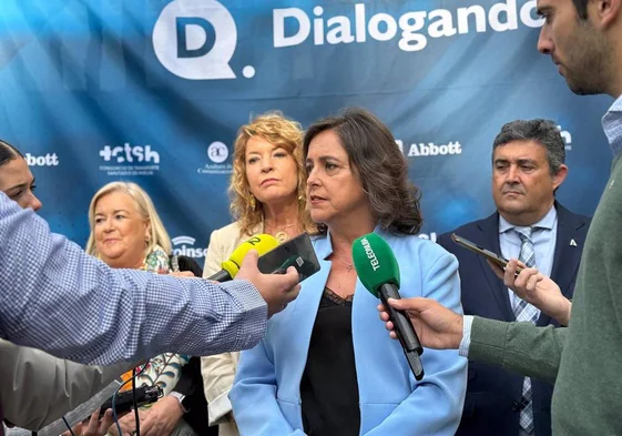 La consejera de Salud y Consumo de la Junta de Andalucía, Catalina García, en atención a medios en Huelva.