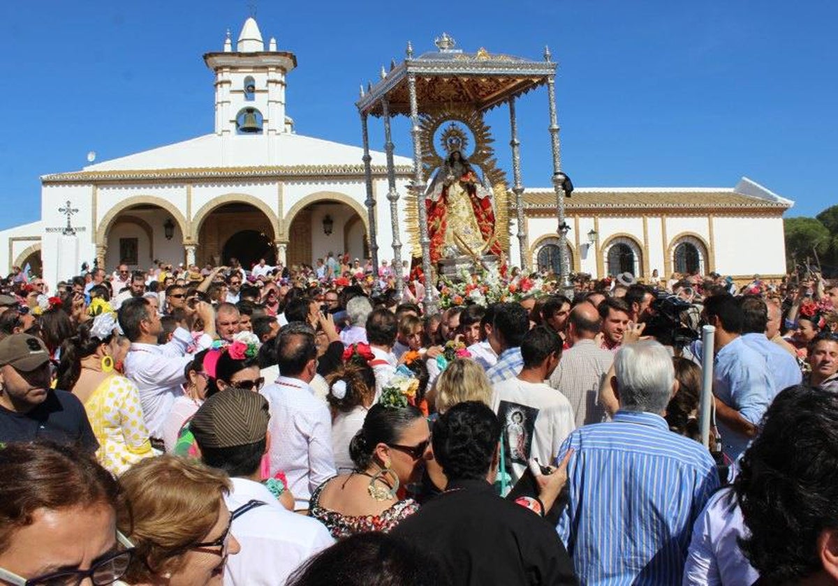 Procesión de Montemayor en la romería de Moguer