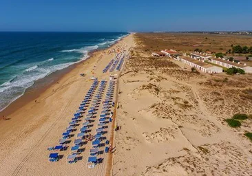 La playa portuguesa que está considerada como una de las mejores para viajar en familia y se encuentra muy cerca de Huelva