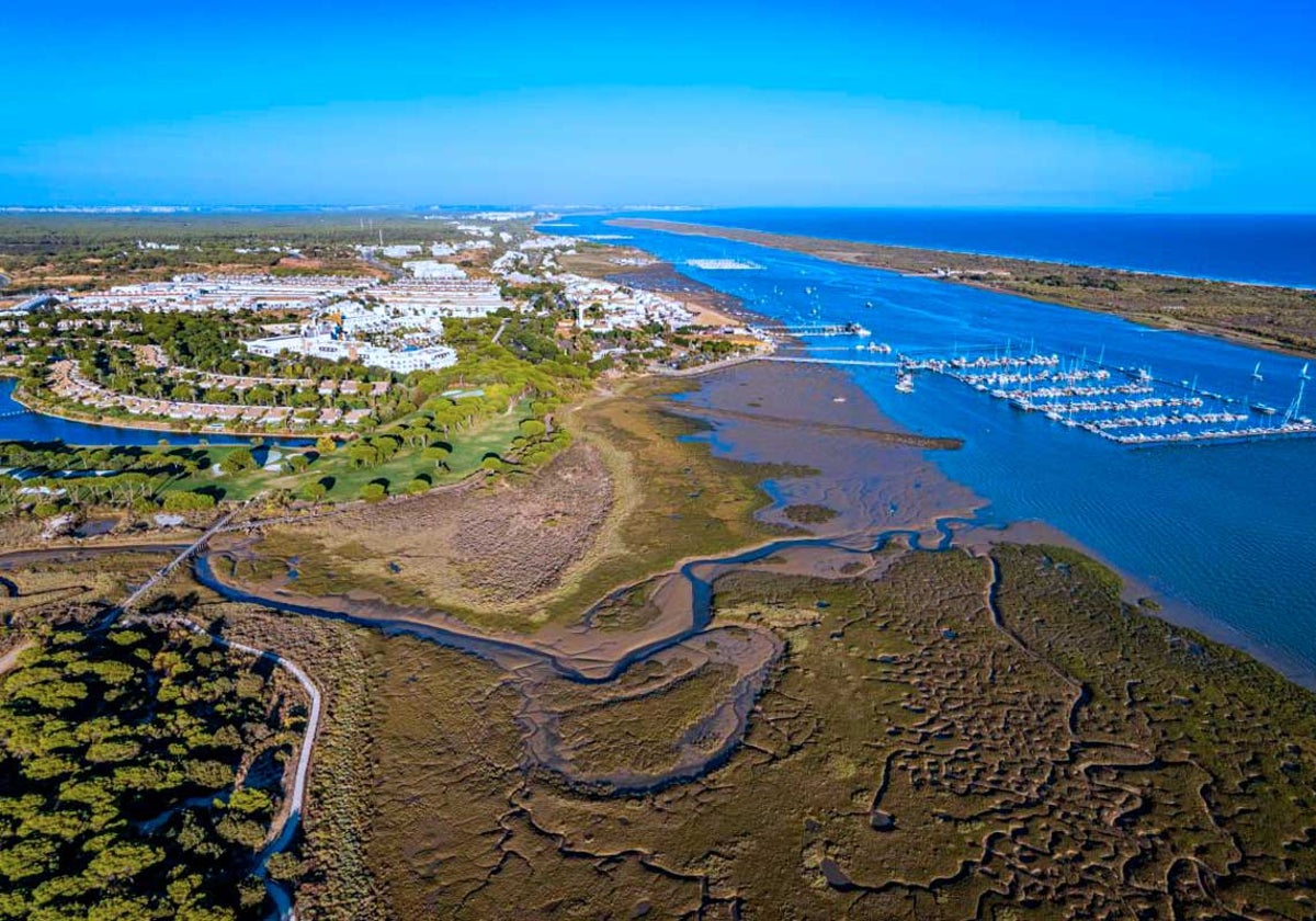 Panorámica aérea del estuario del río Piedras con la flecha a la derecha