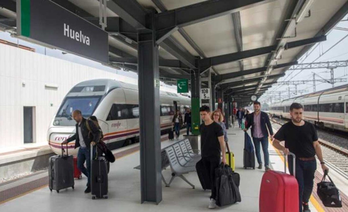 Viajeros en la estación de Huelva